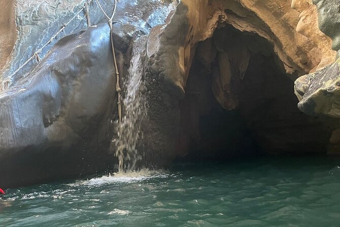 2 Days Private Wadi Shab Tour in Desert Safari - The guide and vehicle make a real difference