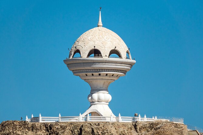 Enjoy a traditional Omani local style tour around Muscat - Old Muscat And Al Alam Palace: Royal Color And Mountain Forts