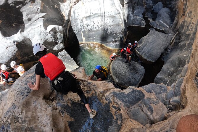 Full Day - Snake Canyon Adventure Tour in Jebel Shams region - Walking, Scrambling, and Crossing the Canyon