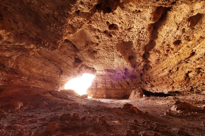 Hike to Taiq Cave - Sinkhole and Baobab forest - The Taiq sinkhole and the route to the cave