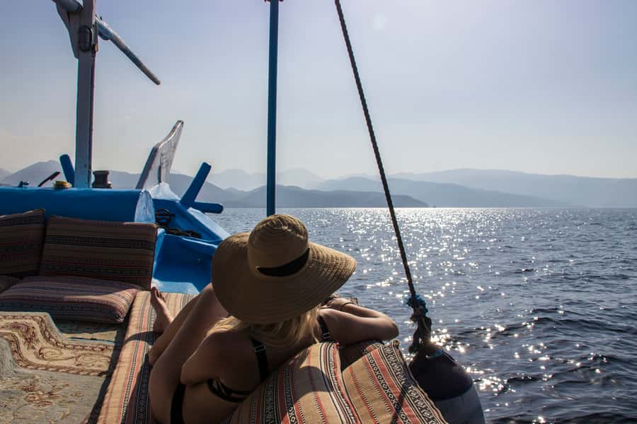 Musandam Khasab Full-Day Cruise with Transfers & Lunch - Oriental lunch, fruit, and drinks aboard