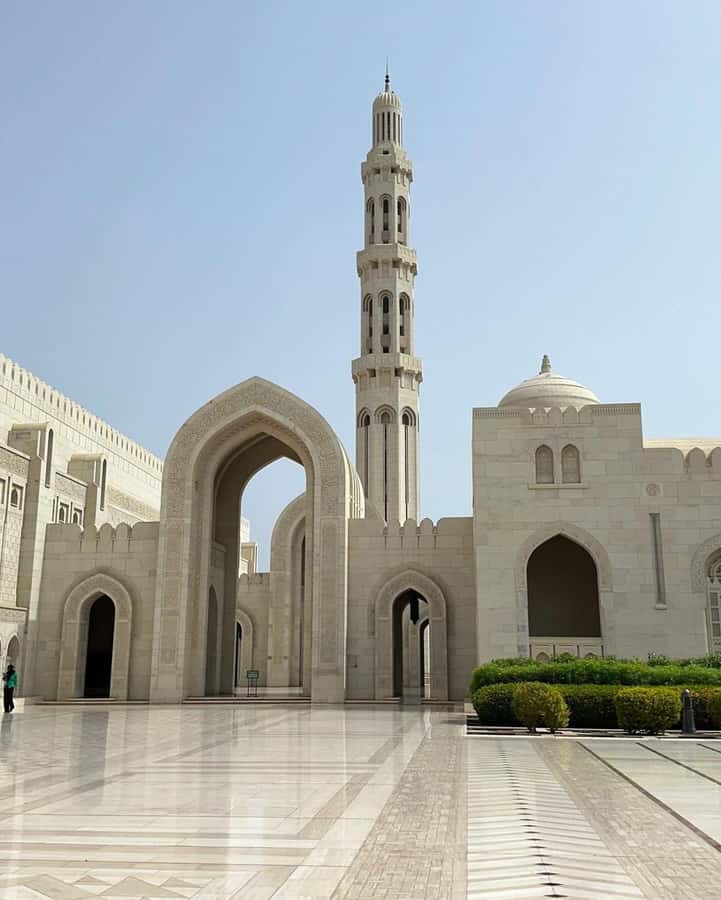 Muscat City Tour and life with Omani Guy ( luxury car). - A comfortable five-hour introduction to Muscat
