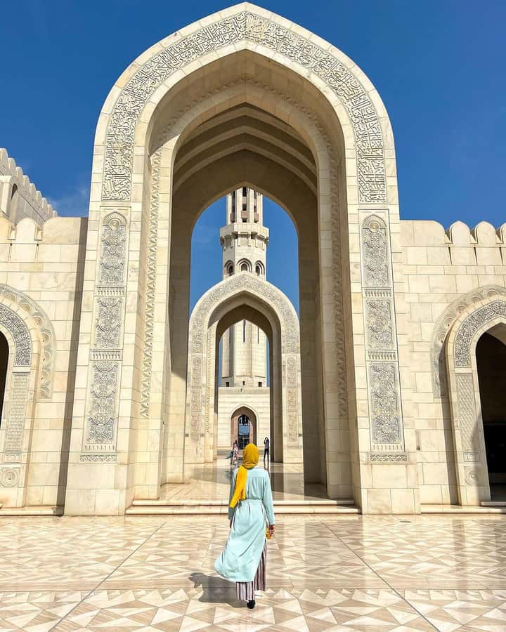 Muscat City Tour and life with Omani Guy ( luxury car). - A short pause at Al Qurm Beach