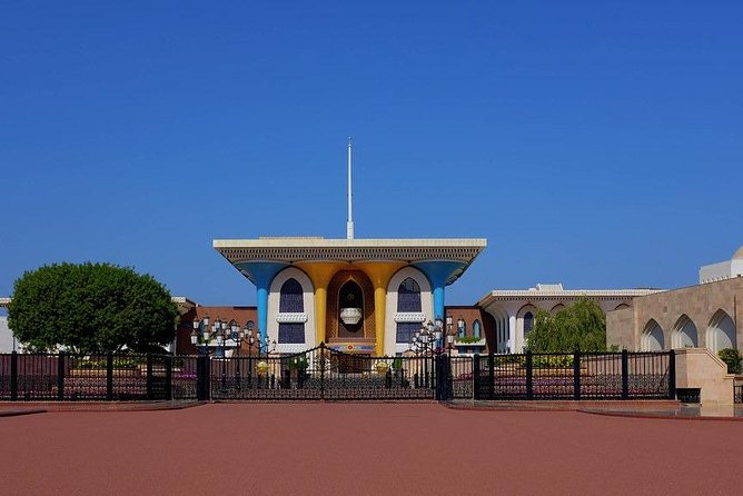 Muscat City Tour frensh or Italien Guide - Al Alam Palace and the two Portuguese forts