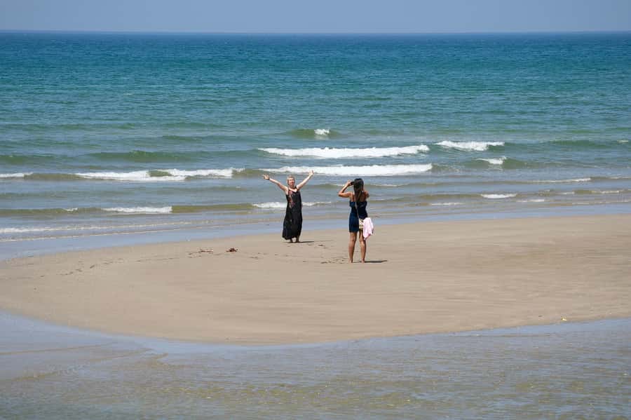 Muscat: Day Tour with Omani Lunch, Hotel Pickup, and Airfare - Muttrah Souk is the shopping heart of the day
