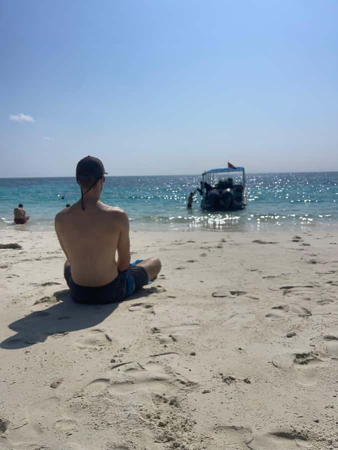 Muscat: Daymaniat Islands Snorkeling Trip with Brunch - The guides can make or break the day