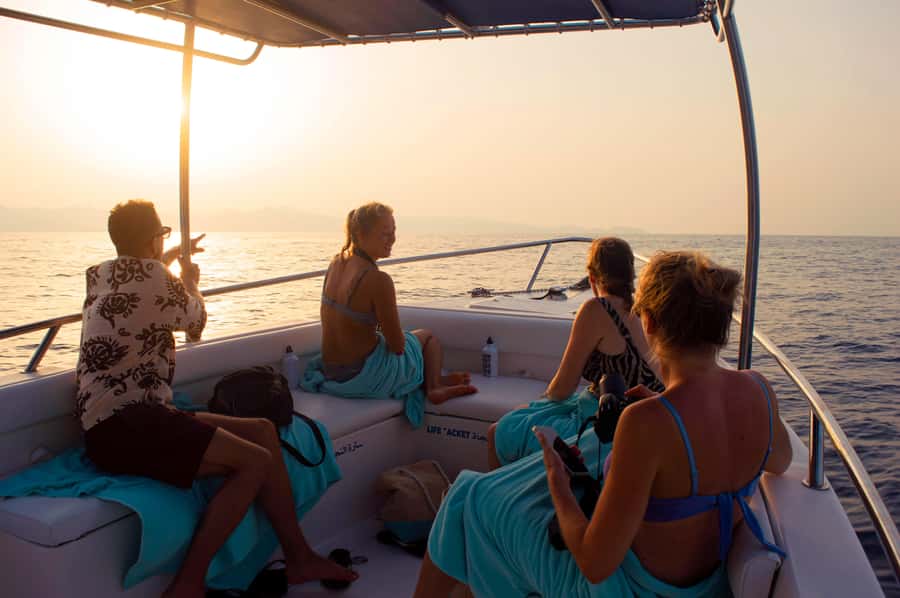 Muscat: Daymaniyat Islands Snorkeling Trip with QTours - Crew support, comfort, and the Abdullah note
