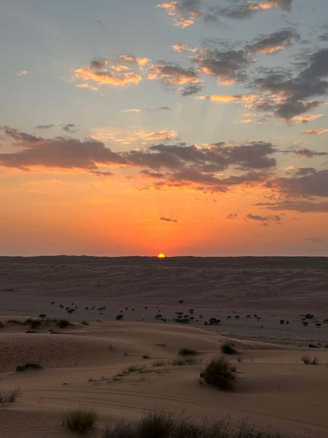Muscat: Desert Sunset &Wadi Bnai Khalid Full-Day Tour+Lunch - What the sunset portion does best