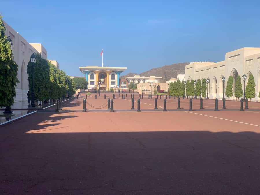Muscat: Evening Group City Guided Tour with Free Dinner - Royal Opera House and its arts market