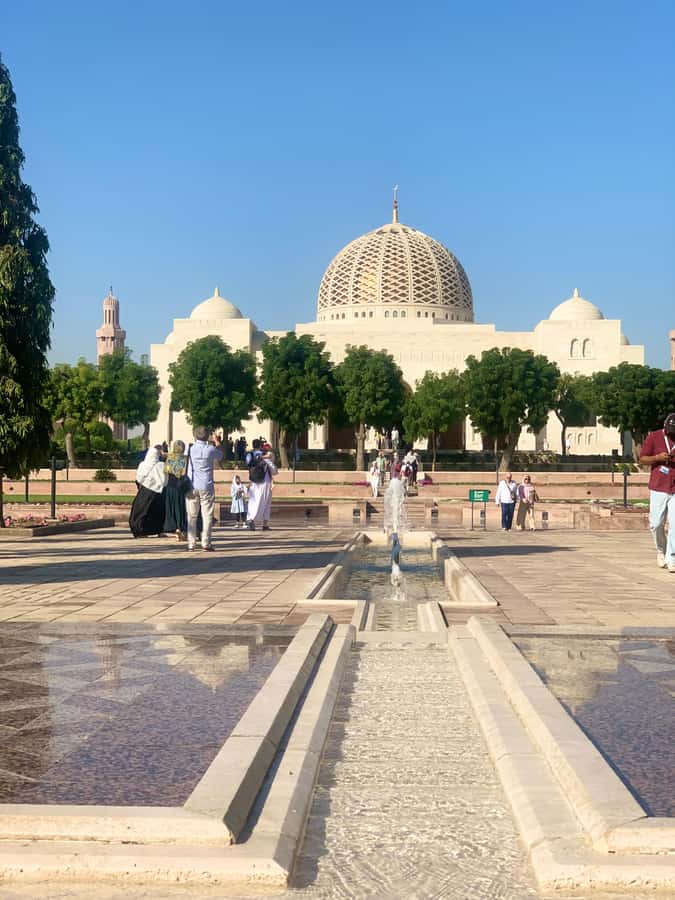 Muscat: Group City Tour with Pickup and Lunch or Dinner - Al Alam Palace and the two Portuguese forts