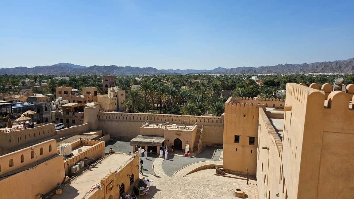 Muscat: Nizwa and Al Jabal Al Akhdar Private Tour with Lunch - Omani bread and a traditional lunch