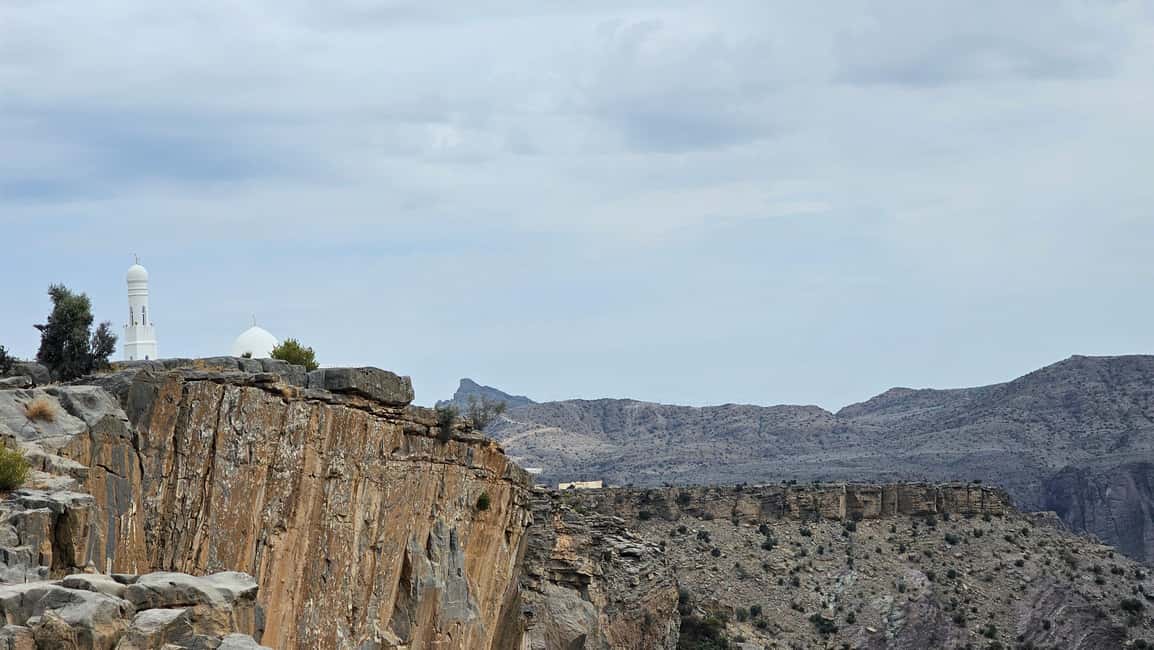 Muscat: Nizwa and Al Jabal Al Akhdar Private Tour with Lunch - How the $190 price holds up