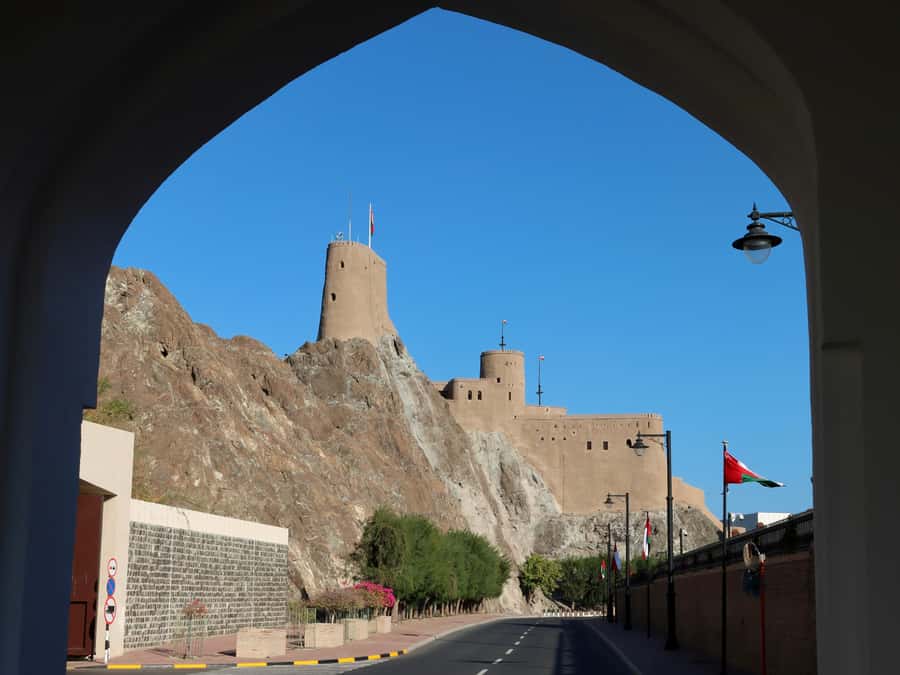 Muscat: Private Sightseeing Tour & Sultan Grand Mosque - National Museum: context for the monuments