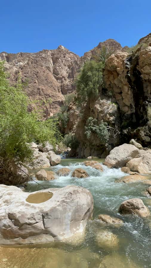 Muscat: Wadi Shab, Romantic Cave and Sinkhole Full-day Trip - The five-minute boat ride into Wadi Shab