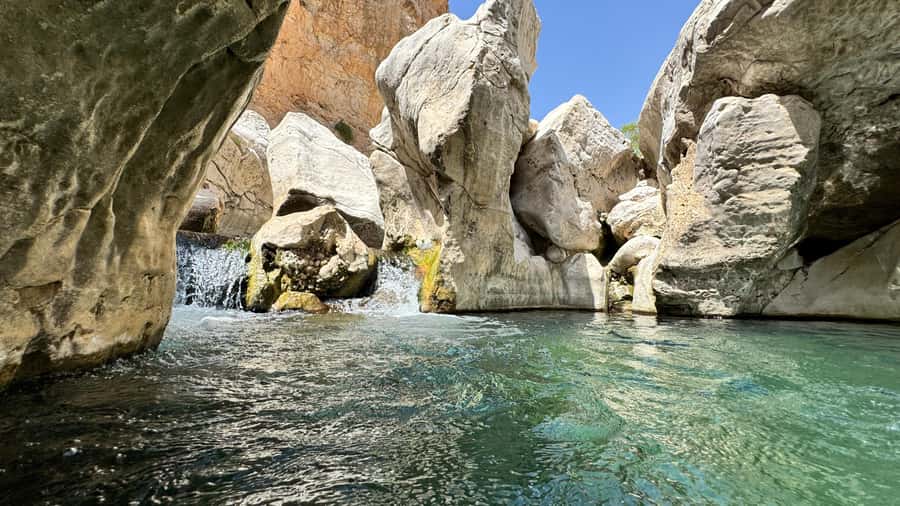 Muscat: Wahiba Desert and Wadi Bani Khalid Guided Group Tour - Wadi Bani Khalid: water, palms, and a short walk