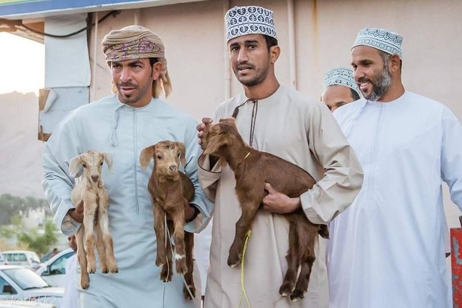 Nizwa Friday Market Jabal Chams - Al Hamra preserves an older village style