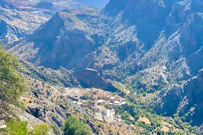 Old Nizwa and Akhdar Mountain with a local guide (private). - What the private format adds