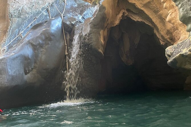 Private Full- Day Wadi Shab-Bimmah Sinkhole-Fins Beach Tour - Wadi Shab: a rocky walk with a rewarding finish