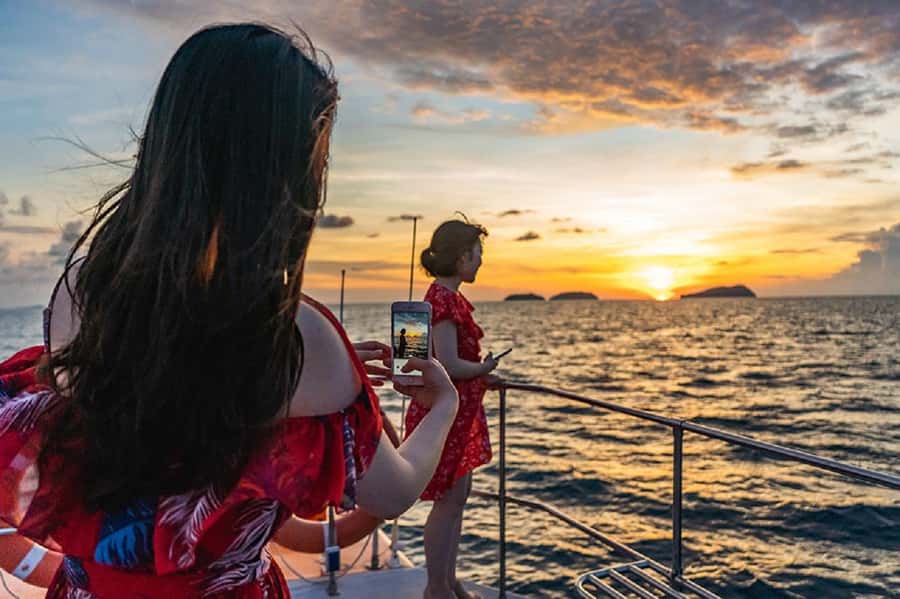 Sunset Dhow Cruise - Al Bustan Palace, Qantab, and Bandar Jissah