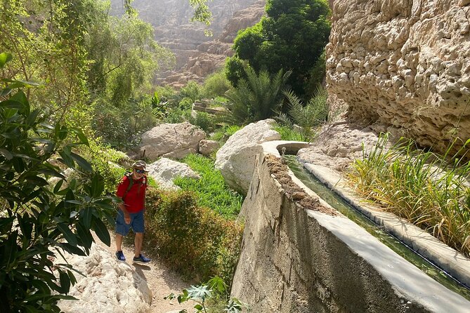 Visit wadishab full day from Musact - Swimming from pool to pool toward the cave